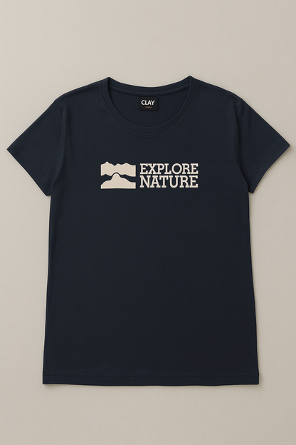 تيشيرت أزرق داكن مطبوع عليه عبارة "استكشف الطبيعة"