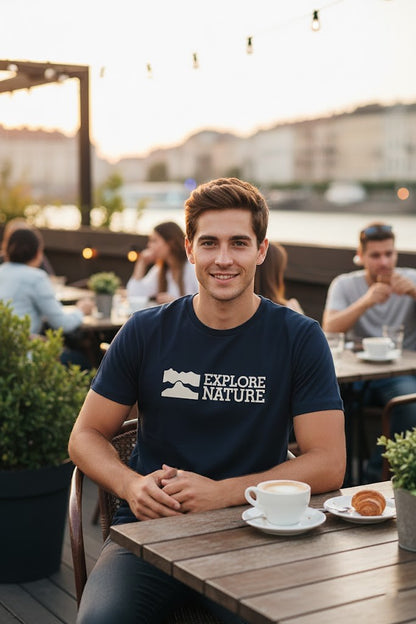 تيشيرت أزرق داكن مطبوع عليه عبارة "استكشف الطبيعة"